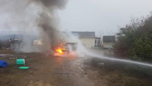 Alev alan LPG’li otomobil küle döndü