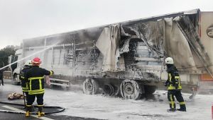 Alev alan tırı küle dönmekten itfaiye ekipleri kurtardı