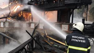 Alev alev yanan 4 katlı ahşap bina küle döndü