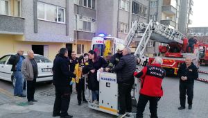 Alevlerin arasında kalan vatandaşları itfaiye kurtardı