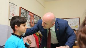 Bıyık, kaza geçiren öğrencileri sınıfta ziyaret etti