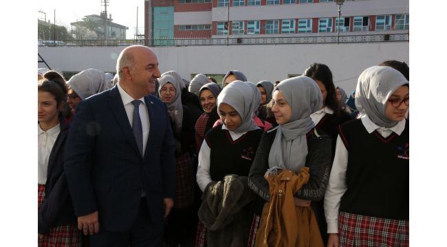 Başkan Bıyık, öğrencilerle Bayrak törenine katıldı