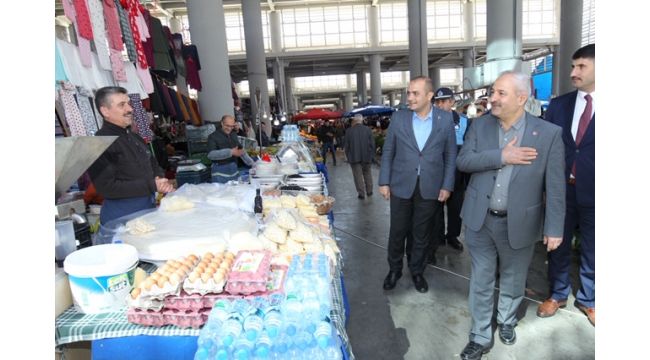Başkan Büyükgöz cuma pazarını gezdi