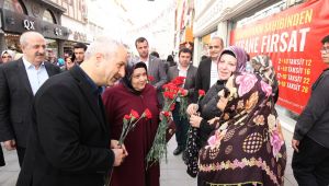 Başkan Büyükgöz karanfil dağıttı