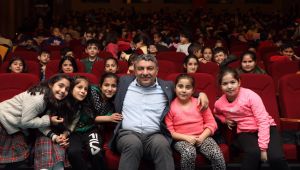 Başkan Şayir, çocuklarla tiyatroda buluştu
