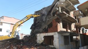 Belediye, tehlikeli binayı yıktı
