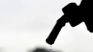 Benzin ve motorine beklenen indirim geldi