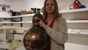 Bu mağazada ev hanımlarının ürettiği 'el emeği' ürünleri satılıyor