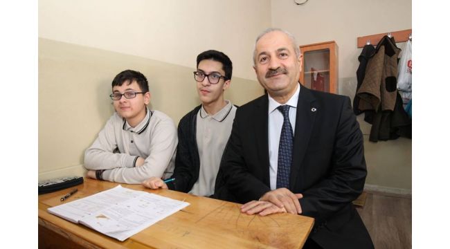 Kendi sırasında öğrencilerle anılarını paylaştı
