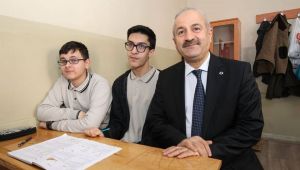 Kendi sırasında öğrencilerle anılarını paylaştı