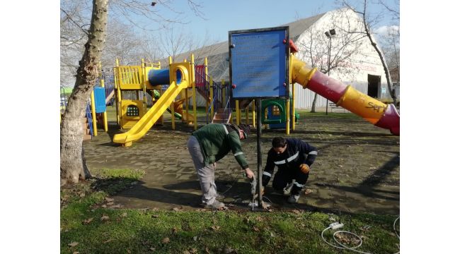 Çocuk oyun gruplarının bakımları yapılıyor