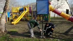 Çocuk oyun gruplarının bakımları yapılıyor