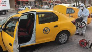 Darıca Belediyesi taksileri dezenfekte ediyor