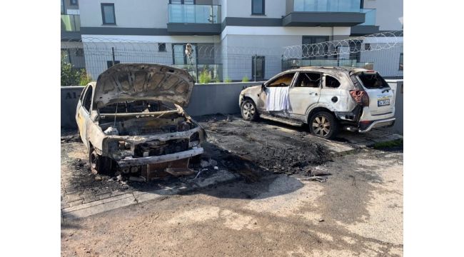 Darıca'da alev alan 3 araç kullanılamaz hale geldi