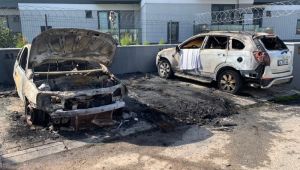 Darıca'da alev alan 3 araç kullanılamaz hale geldi