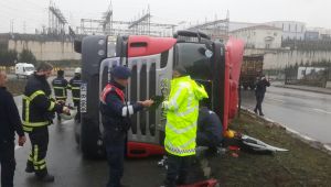 Dilovası'nda demir yüklü tır devrildi