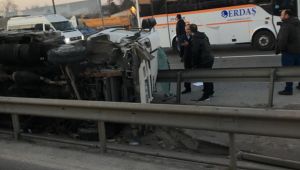 Gebze'de kamyon bariyerlere çarparak devrildi