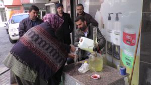 Gebzeli esnaf bedava kolonya dağıtıyor