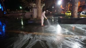 Gece saatlerinde sokakları köpükleyerek yıkadılar