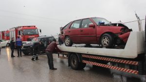 İki otomobil kafa kafaya çarpıştı: 3 yaralı