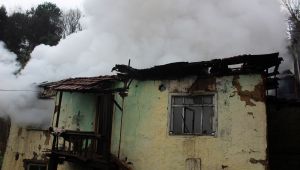 Isınmak için yaktığı ateş metruk binayı küle çevirdi