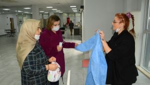 İzmit’te sağlık çalışanları için bone ve önlük üretimi de başladı