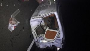 Kaçak göçmen taşıyan minibüs kaza yaptı: 21 yaralı