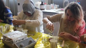 Kadınlar 8 Mart'ta kendi parfüm ve kremlerini ürettiler