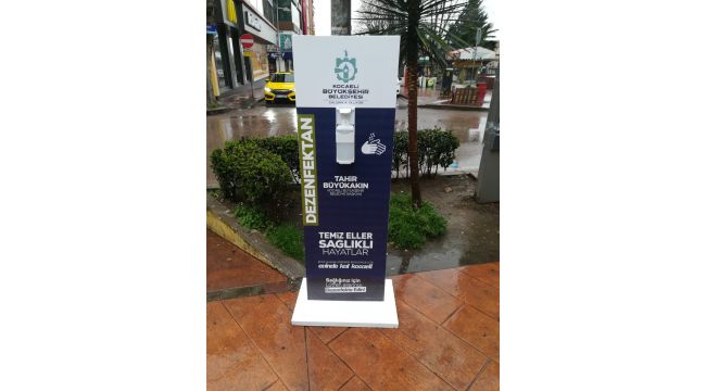 Kentin dört bir yanına el dezenfektanı konuldu