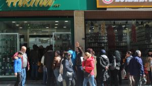 Kocaeli’de koronavirüsten korunmak isteyenler kolonyacılara akın etti