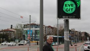 Kocaeli’deki trafik ışıklarıyla 'evde kal' mesajı