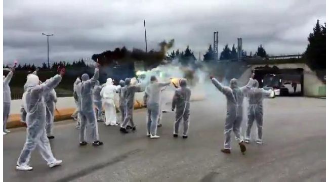 Koronavirüs nedeni ile stada giremeyen taraftarlar takım otobüsünü böyle uğurladı