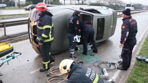 Lüks otomobil bariyerlere çarpıp yan yattı: 2 yaralı