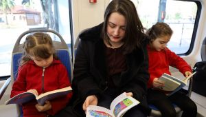 Minik öğrenciler büyüklerine kitap hediye etti