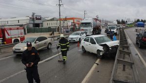 Otomobil demir bariyerlere çarptı: 1 yaralı