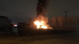 Samanlıktan çıkan yangın 2 katlı evi küle çeviriyordu