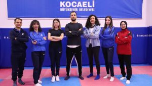 Spor eğitmenleri sosyal medyadan evde spor için hizmet veriyor