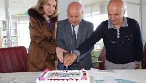 Tıp Bayramını pasta keserek kutladılar