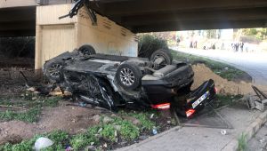 Tır ve otomobil viyadükten uçtu