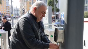 Tramvay istasyonlarına el dezenfektan cihazları takıldı