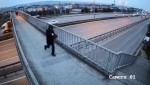 Üst geçitte karşılaştığı kadının çantasını gasp etti