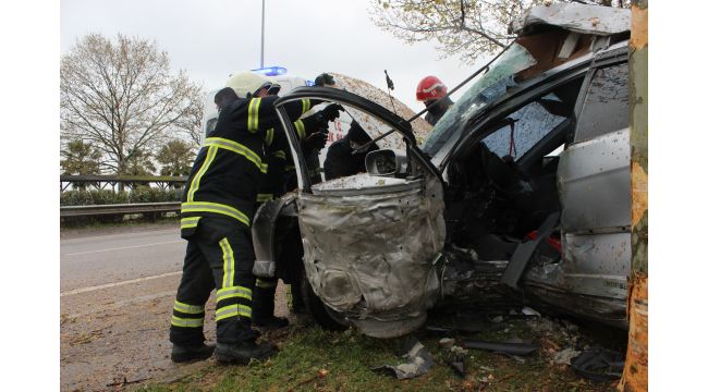 Ağaca çaparak hurdaya dönen otomobilde sıkışan yaralıları itfaiye kurtardı