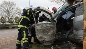 Ağaca çaparak hurdaya dönen otomobilde sıkışan yaralıları itfaiye kurtardı