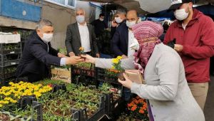 Başkan Şayir, vatandaşlara çiçek tohumu dağıttı