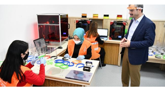 Belediye, sağlıkçılara siperli maske üretiyor