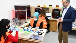 Belediye, sağlıkçılara siperli maske üretiyor