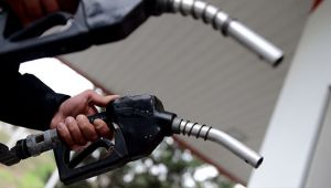 Benzine bu gece yarısından itibaren indirim geliyor