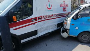 Boş sokakta, içinde hasta olan ambulansa çarptı