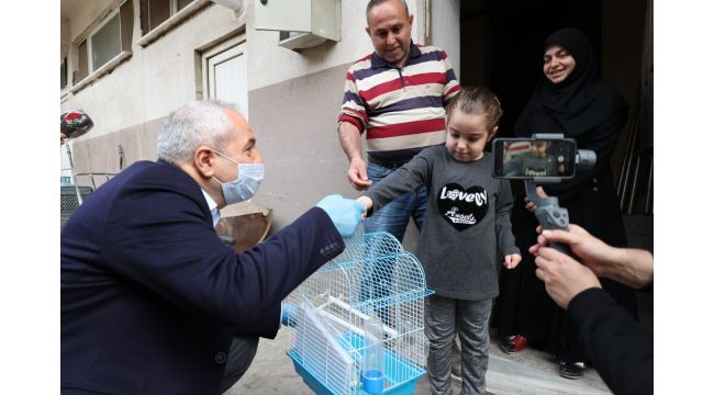 Büyükgöz 6 yaşındaki çocuğa muhabbet kuşu hediye etti
