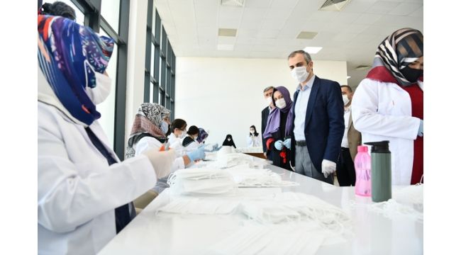 Çayırova Belediyesi vatandaşlar için maske üretiyor